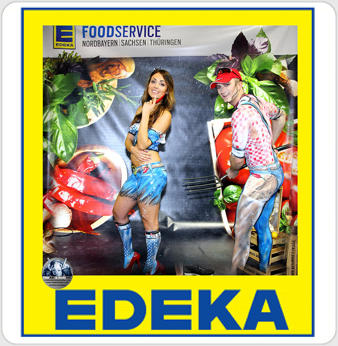 edeka, edeka foodservice,  bodypainting, bodypaint, bodypainting-kunst von Christine Dumbsky live. Hochwertiges Bodypaint der international renommierten Messeknstlerin mit Alleinstellungsmerkmal fr besondere Synergien und Kunstkonzepte fr Firmen, Veranstaltungen und Werbung. Die Multimedia- und Socialmedia Expertin Christine Dumbsky ist eine der Knstlerinnen weltweit, die Popart mit Haut und Haaren in jeder nur erdenklichen Form umsetzen kann und dadurch in besonders perfekter Weise fr Werbezwecke nutzbar machen kann. Als Musikerin, Illustratorin, Malerin, Liveknstlerin und durch Ihre langjhrige Erfahrung im  Bereich Titelverwertung fr einen internationalen Musikverlag (Touch and Go Music adm. by Warner/Chappell) ist sie die universal einsetzbare Fachfrau fr diesen Bereich. Eine Frau fr alle Flle.  