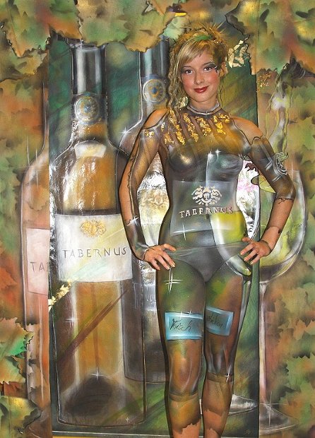 bodypainting-bodypaint-bodyart-wein-messe-kuenstler-airbrush-weinprinzessin-weinkoenigin-dumbsky2a