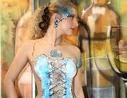 bodypainting-bodypaint-bodyart-wein-messe-kuenstler-airbrush-weinprinzessin-weinkoenigin-dumbsky2.jpg