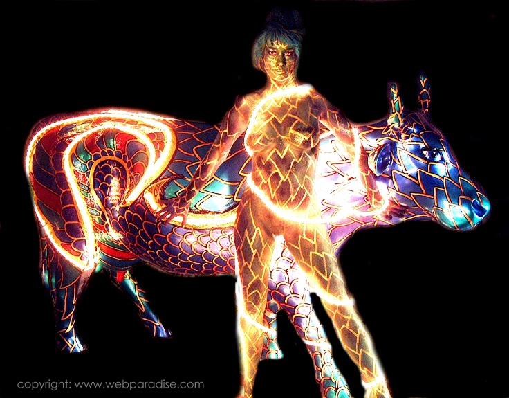 lichtkuh, licht, beleuchtet, leuchtend, leuchten, lighting cow, light cow, bemalte kuh, skulptur, sklulpturen, kuhskulptur, bodypainting, bodypaint, bodypainted, bodyart, copyright by Christine Dumbsky