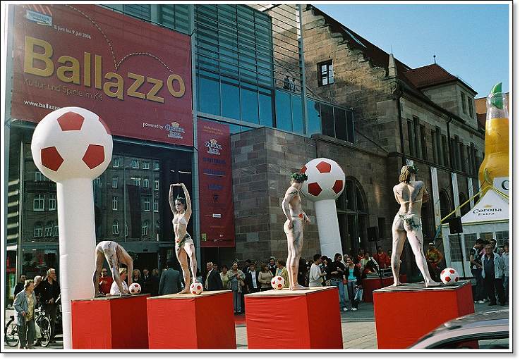 Fotos vor dem K4 Künstlerhaus in Nürnberg - Ballazzo Kultur und Spiele zur WM 2006 von Helena Rosenmund